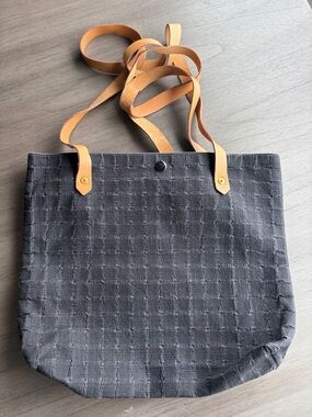 Hermes Stylish Gray Tote Bag with Tan Leather Straps